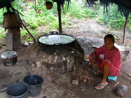 Women making ketjap in Palopo
